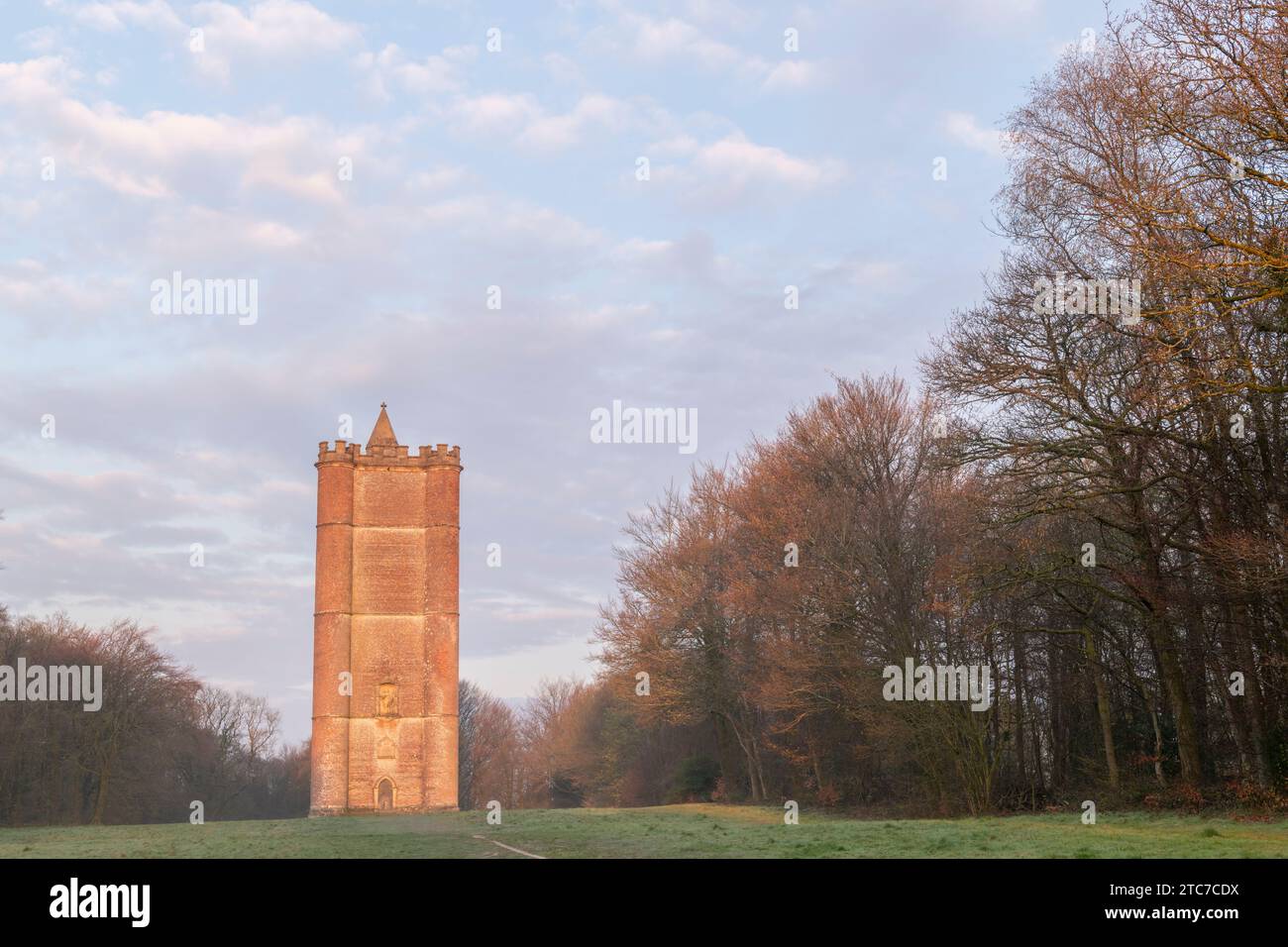 King Alfreds Tower auf dem Stourhead Anwesen, Somerset, England. Frühjahr (April) 2023. Stockfoto