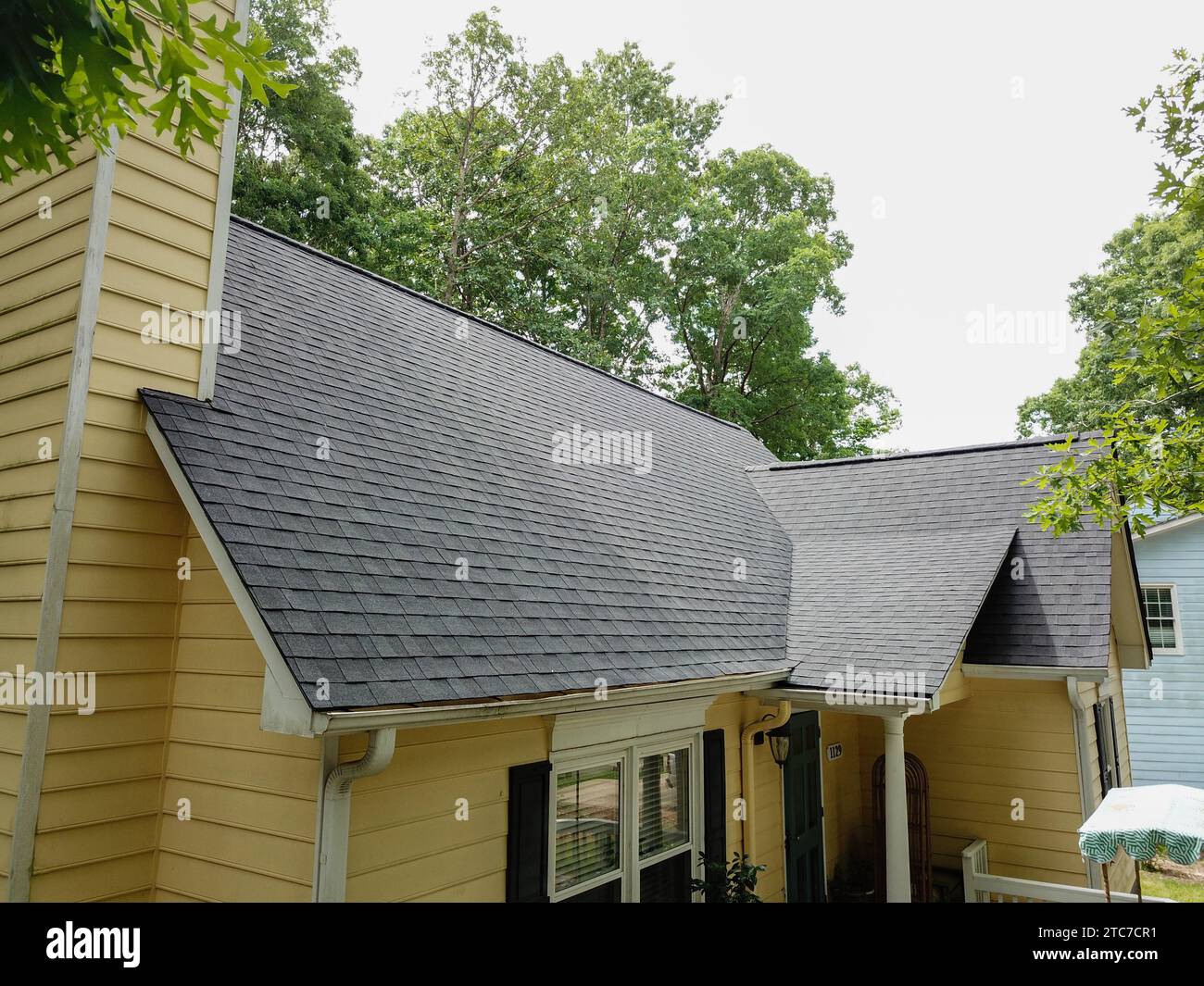 Drohnenfotos eines Wohndachersatzes mit Asphaltschindeln Stockfoto