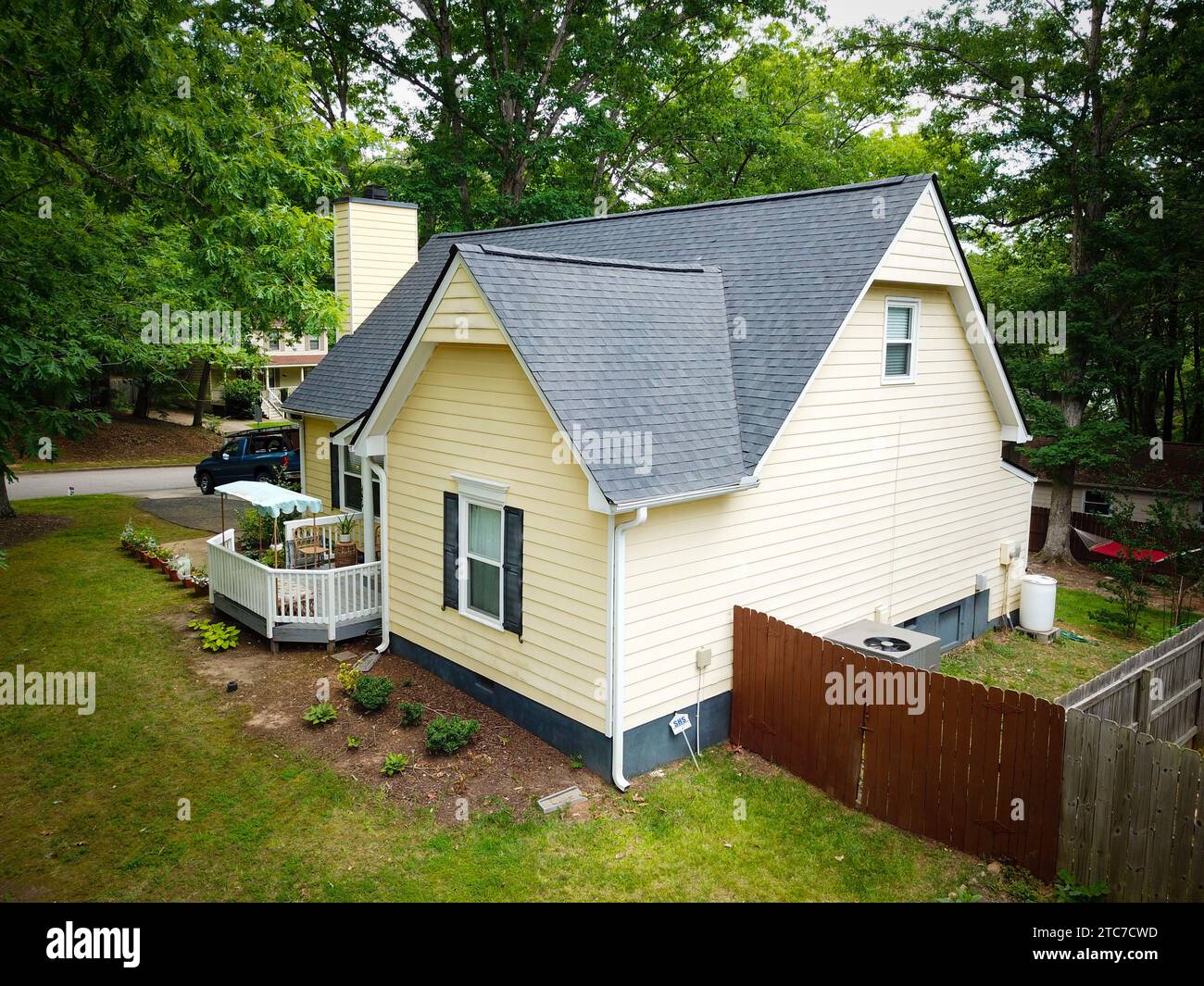 Drohnenfotos eines Wohndachersatzes mit Asphaltschindeln Stockfoto