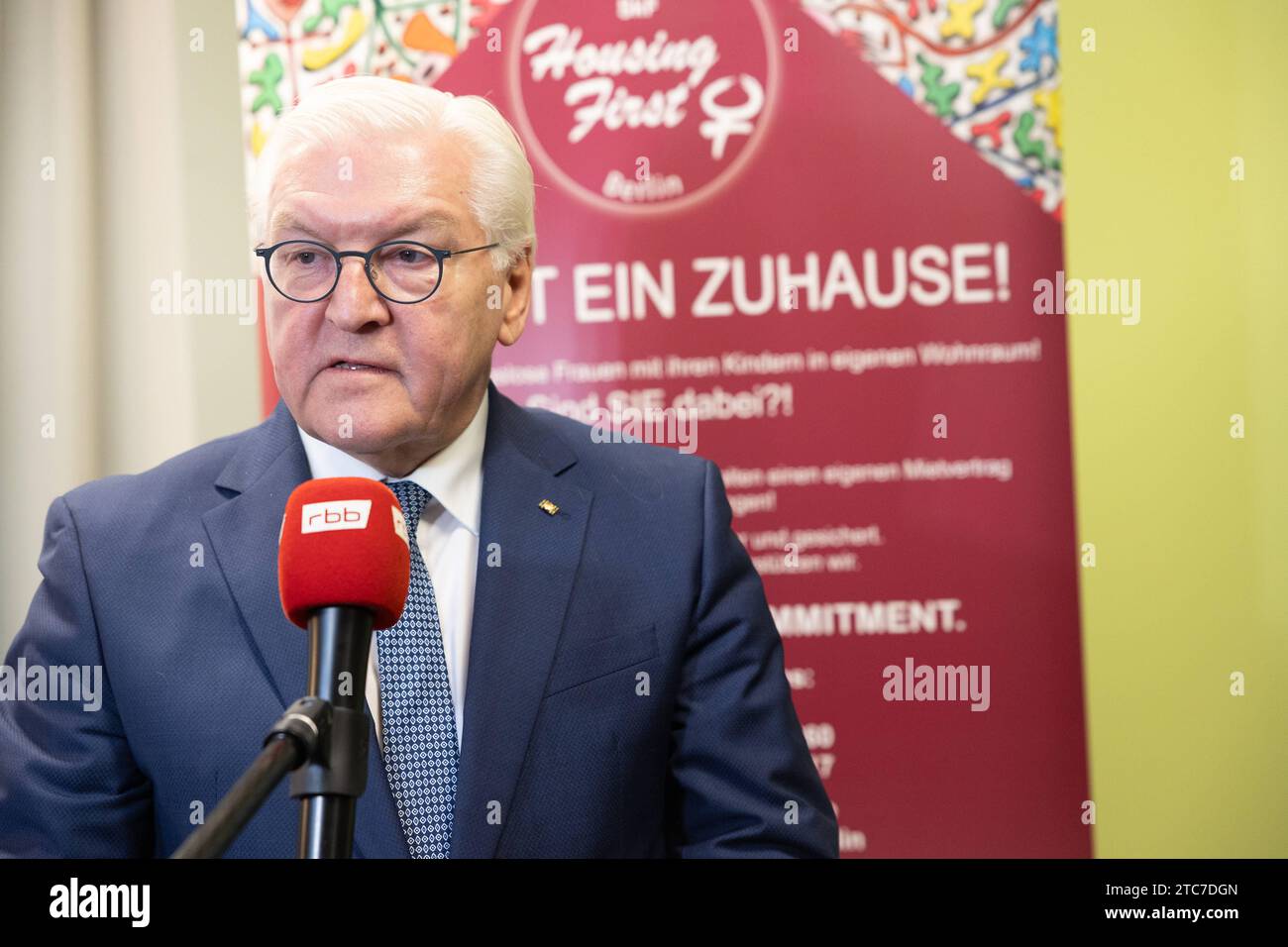 Bundespraesident Frank-Walter Steinmeier besucht am 11.12.2023 frauenspezifische Wohnungslosenprojekte des Sozialdienstes katholischer Frauen SKF in Berlin. Im Foto vom 11.12.2023: Frank-Walter Steimeier bei Housing First fuer Frauen. Siehe epd-Meldung vom 11.12.2023 NUR REDAKTIONELLE VERWENDUNG *** Bundespräsident Frank Walter Steinmeier besucht frauenspezifische Obdachlose-Projekte des Katholischen Frauensozialdienstes SKF in Berlin am 11 12 2023 auf dem Foto vom 11 12 2023 Frank Walter Steimeier bei der Wohnungssuche für Frauen siehe epd-Bericht vom 11 12 2023 NUR REDAKTIONELLE VERWENDUNG Copyright: epd-bild/HansxScherha Stockfoto