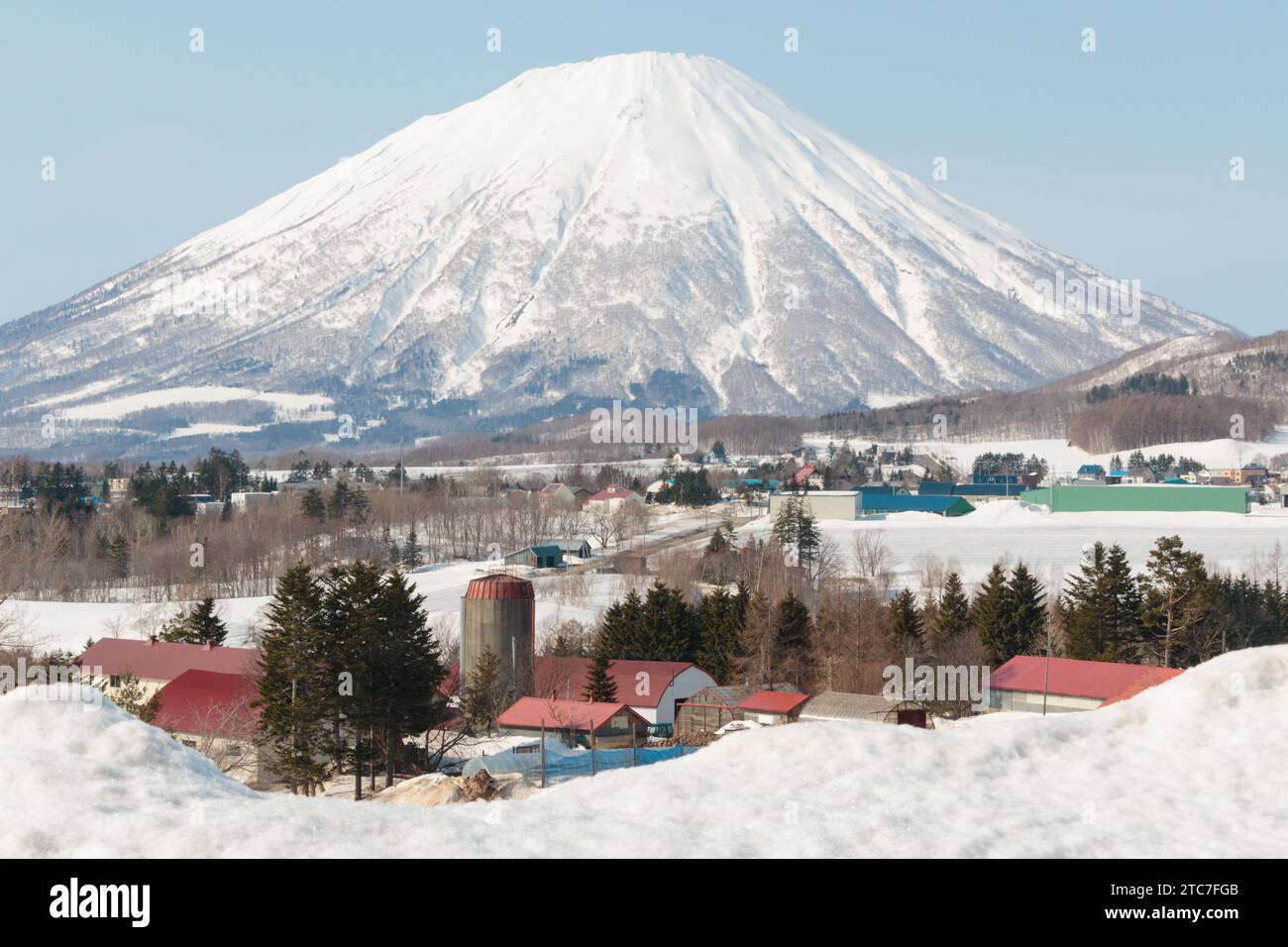 Mount Yotei Vulkan mit landwirtschaftlichem Bauernhof im Vordergrund, Hokkaido, Japan Stockfoto