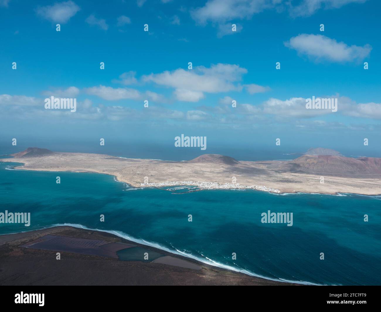 Blick auf die kleine Vulkaninsel La Graciosa im Atlantischen Ozean. La Graciosa besteht aus vulkanischen Felsen und Sand. Lanzarote, Spanien. Stockfoto