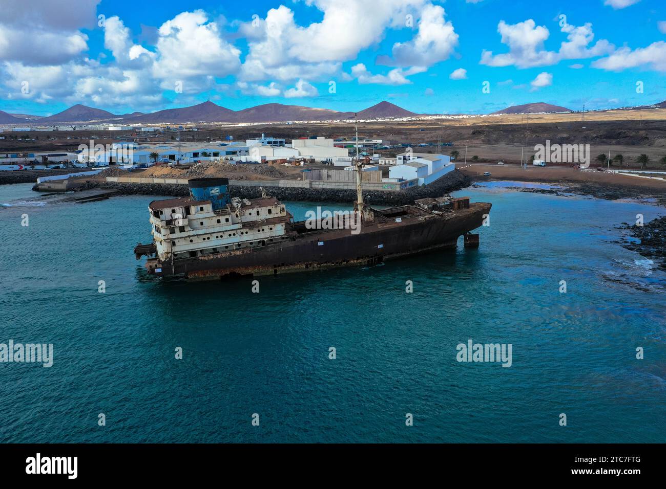 Drohnenfoto. Schiffswrack namens Tempelhalle oder Telamon in einer Bucht in der Nähe des Industriehafens Arrecifes auf den Kanarischen Inseln Lanzarote. Ökologische Disas Stockfoto