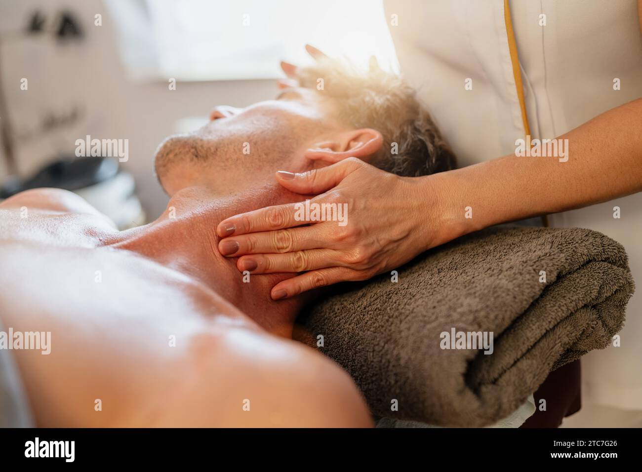 Mann erhält Nackenmassage vom Therapeuten im Spa Wellness Hotel Stockfoto