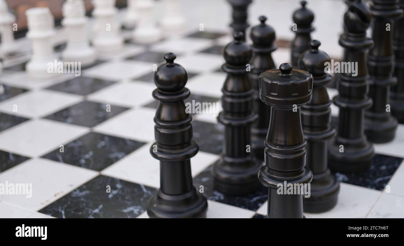 Schachfiguren auf Schachbrett. Spielstrategie und Verteidigungskonzept Stockfoto
