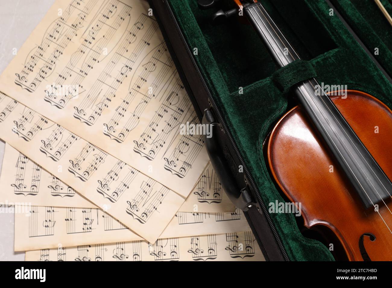 Violine im Etui und Notenblätter auf dem Tisch, Draufsicht Stockfoto