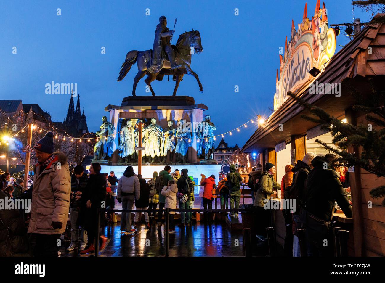Weihnachtsmarkt mit Eislaufbahn auf dem Weihnachtsmarkt am Heumarkt in der historischen Stadt, Reiterstatue für den preußischen König Friedrich Stockfoto