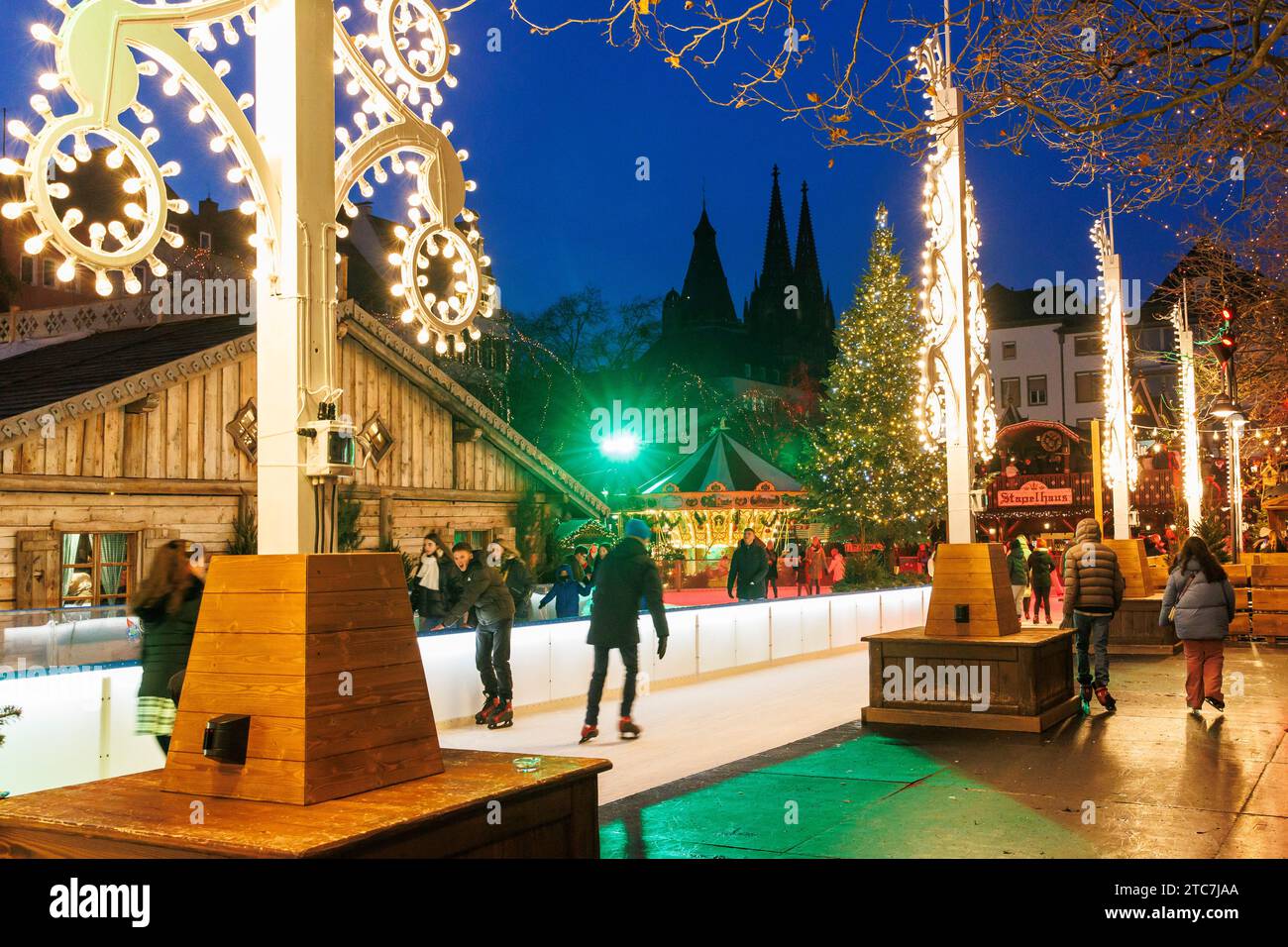 Eislaufbahn auf dem Weihnachtsmarkt am Heumarkt in der historischen Stadt, Blick auf den Dom, Köln, Deutschland. Eislaufbahn auf dem Weihnachts Stockfoto