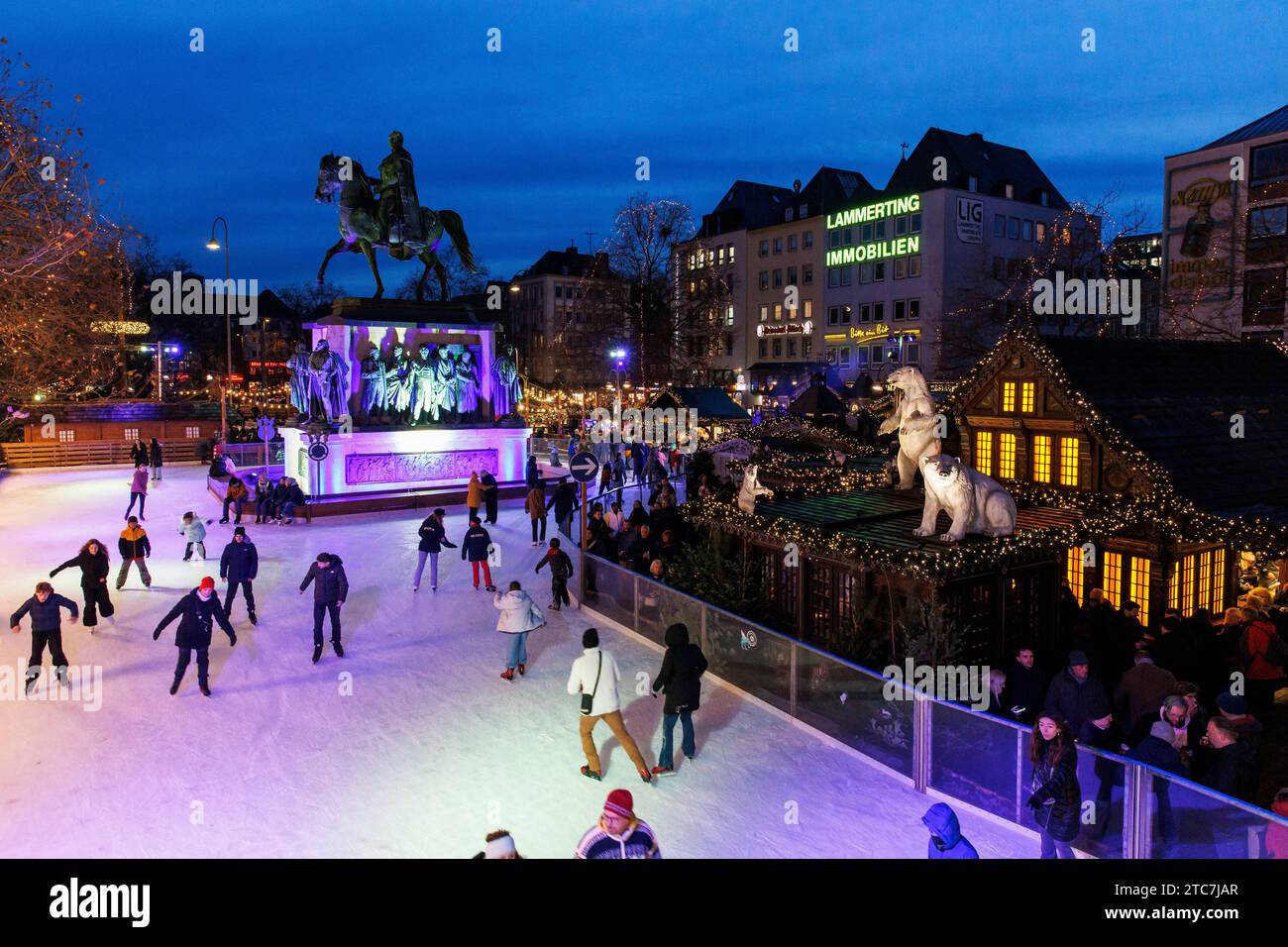 Eislaufbahn auf dem Weihnachtsmarkt am Heumarkt in der historischen Stadt, Reiterstatue für den preußischen König Friedrich Wilhelm III., Köln Stockfoto