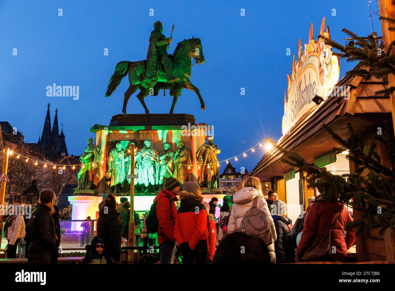 Weihnachtsmarkt mit Eislaufbahn auf dem Weihnachtsmarkt am Heumarkt in der historischen Stadt, Reiterstatue für den preußischen König Friedrich Stockfoto