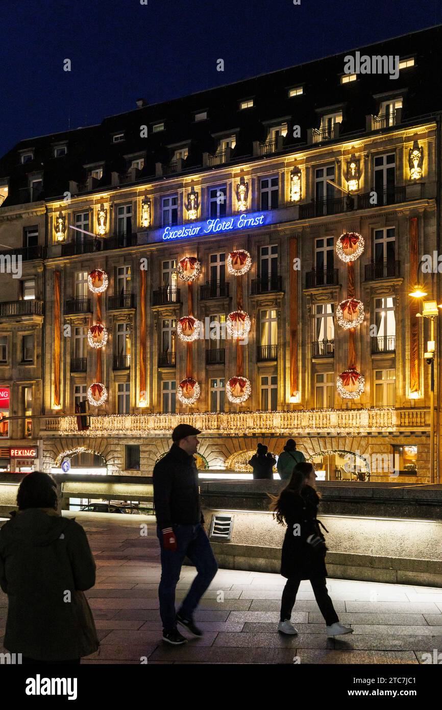 Das Excelsior Hotel Ernst in der Nähe des Doms zur Weihnachtszeit, grandhotel, Köln, Deutschland. das Excelsior Hotel Ernst am Dom zur Weihnachtszeit, Gra Stockfoto