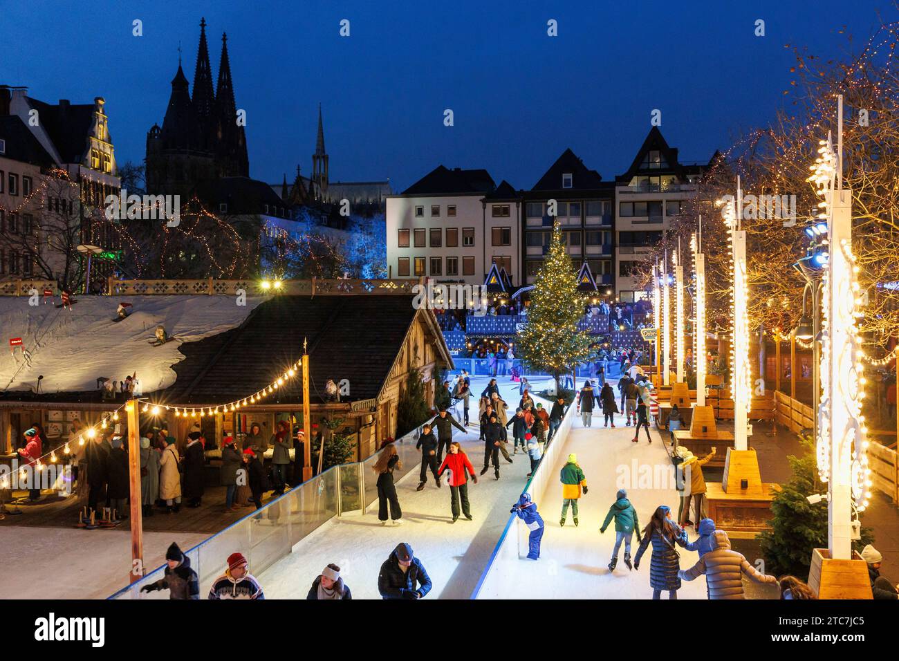 Eislaufbahn auf dem Weihnachtsmarkt am Heumarkt in der historischen Stadt, Blick auf den Dom, Köln, Deutschland. Eislaufbahn auf dem Weihnachts Stockfoto