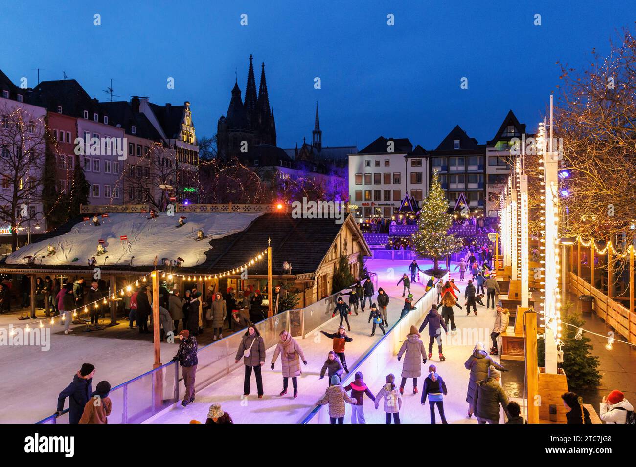 Eislaufbahn auf dem Weihnachtsmarkt am Heumarkt in der historischen Stadt, Blick auf den Dom, Köln, Deutschland. Eislaufbahn auf dem Weihnachts Stockfoto