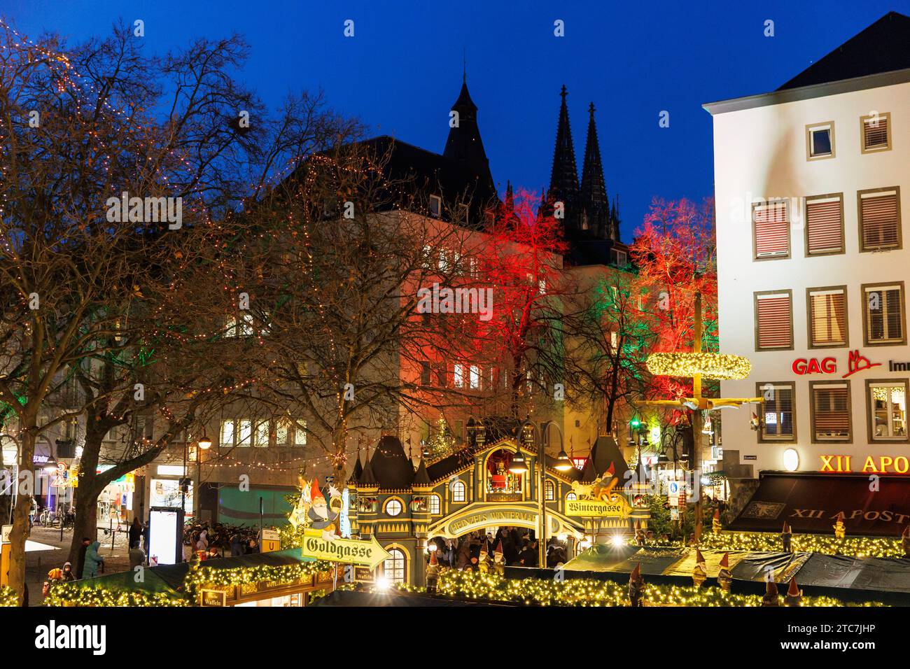 Der Weihnachtsmarkt Heinzels Wintermaerchen am Alten Markt in der Altstadt, der Dom, Köln, Deutschland. Der Weihnachtsmarkt Heinzels Win Stockfoto