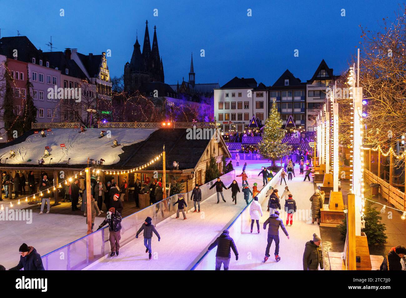Eislaufbahn auf dem Weihnachtsmarkt am Heumarkt in der historischen Stadt, Blick auf den Dom, Köln, Deutschland. Eislaufbahn auf dem Weihnachts Stockfoto