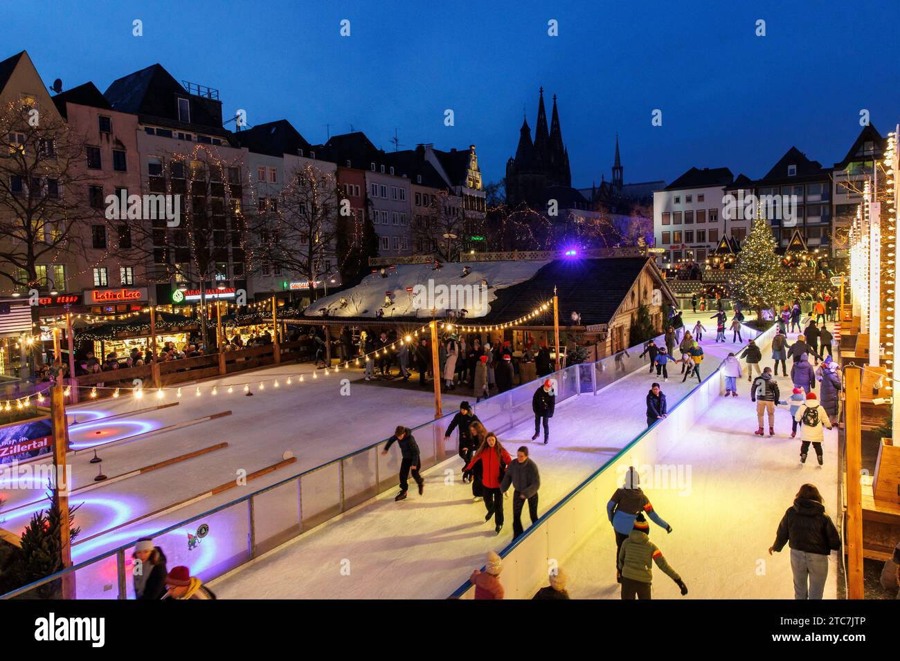 Eislaufbahn auf dem Weihnachtsmarkt am Heumarkt in der historischen Stadt, Blick auf den Dom, Köln, Deutschland. Eislaufbahn auf dem Weihnachts Stockfoto