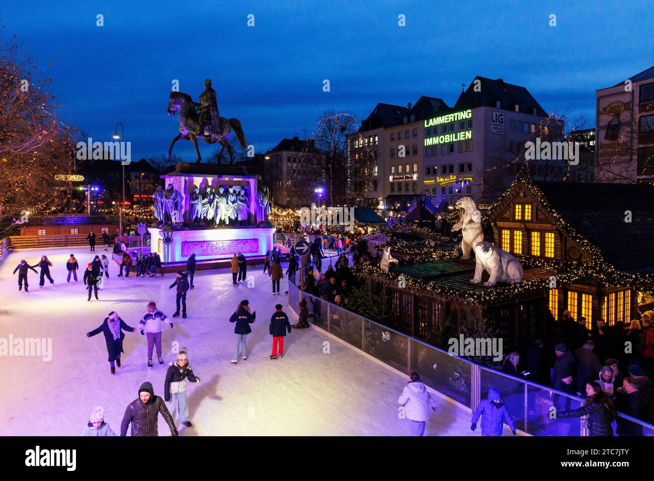 Eislaufbahn auf dem Weihnachtsmarkt am Heumarkt in der historischen Stadt, Reiterstatue für den preußischen König Friedrich Wilhelm III., Köln Stockfoto