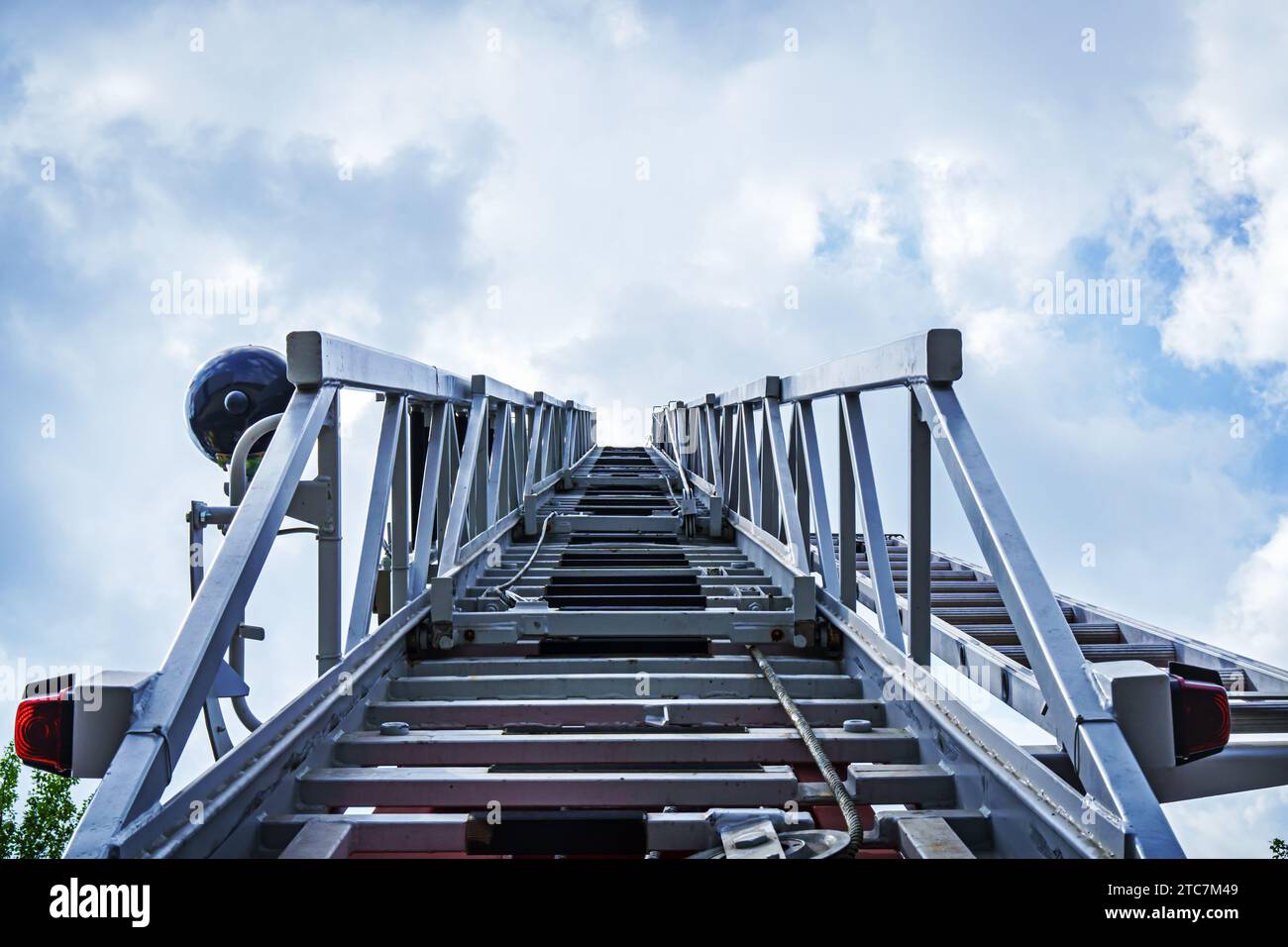 Feuerwehrauto Leiter führt zum Himmel Stockfoto