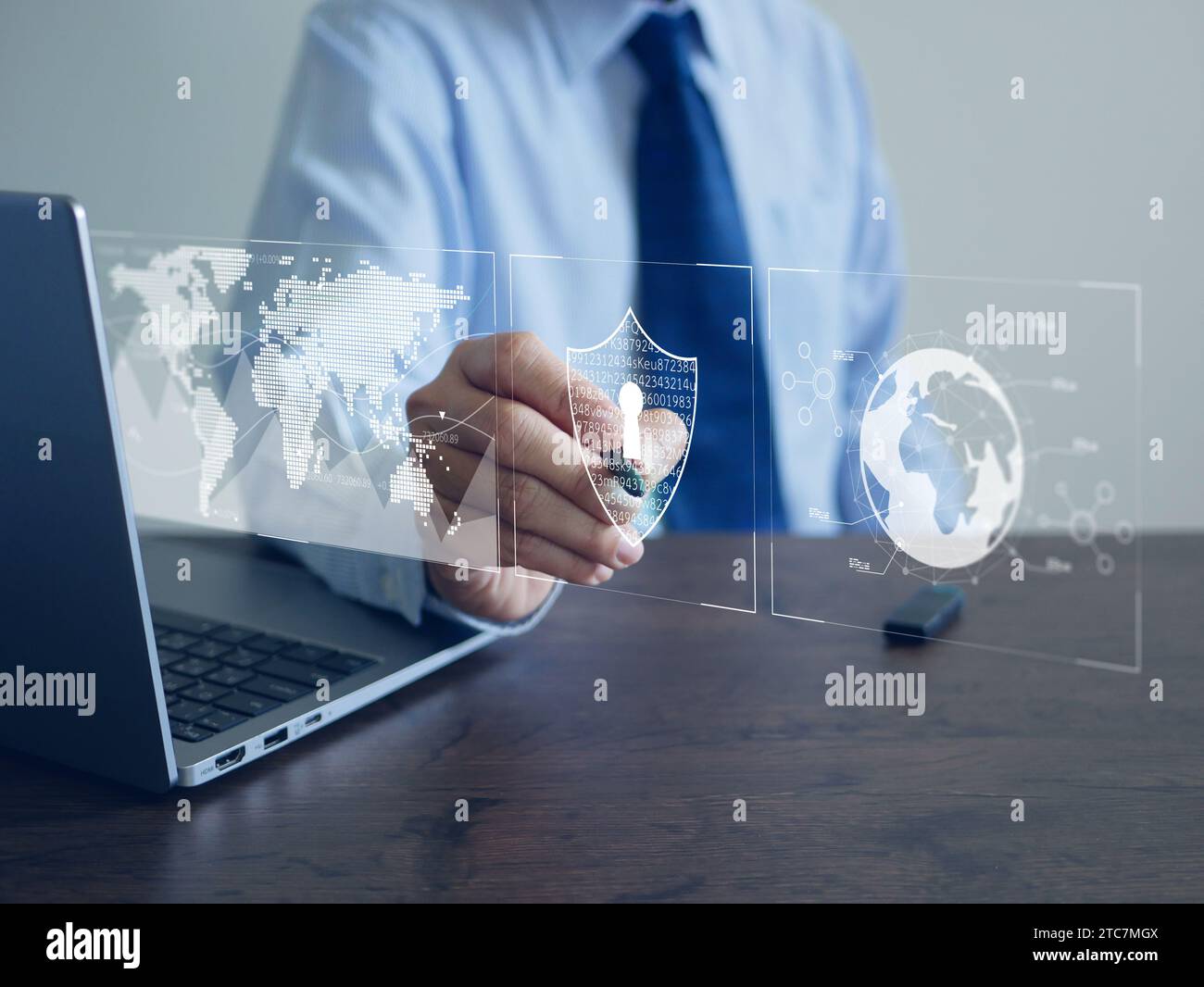 Cybersicherheitskonzept. Online- oder Internetschutz. Ein Stift berührt den sicheren Zugriff auf Daten von Benutzern oder Kunden. Digitale Firewall für persönliche Stockfoto