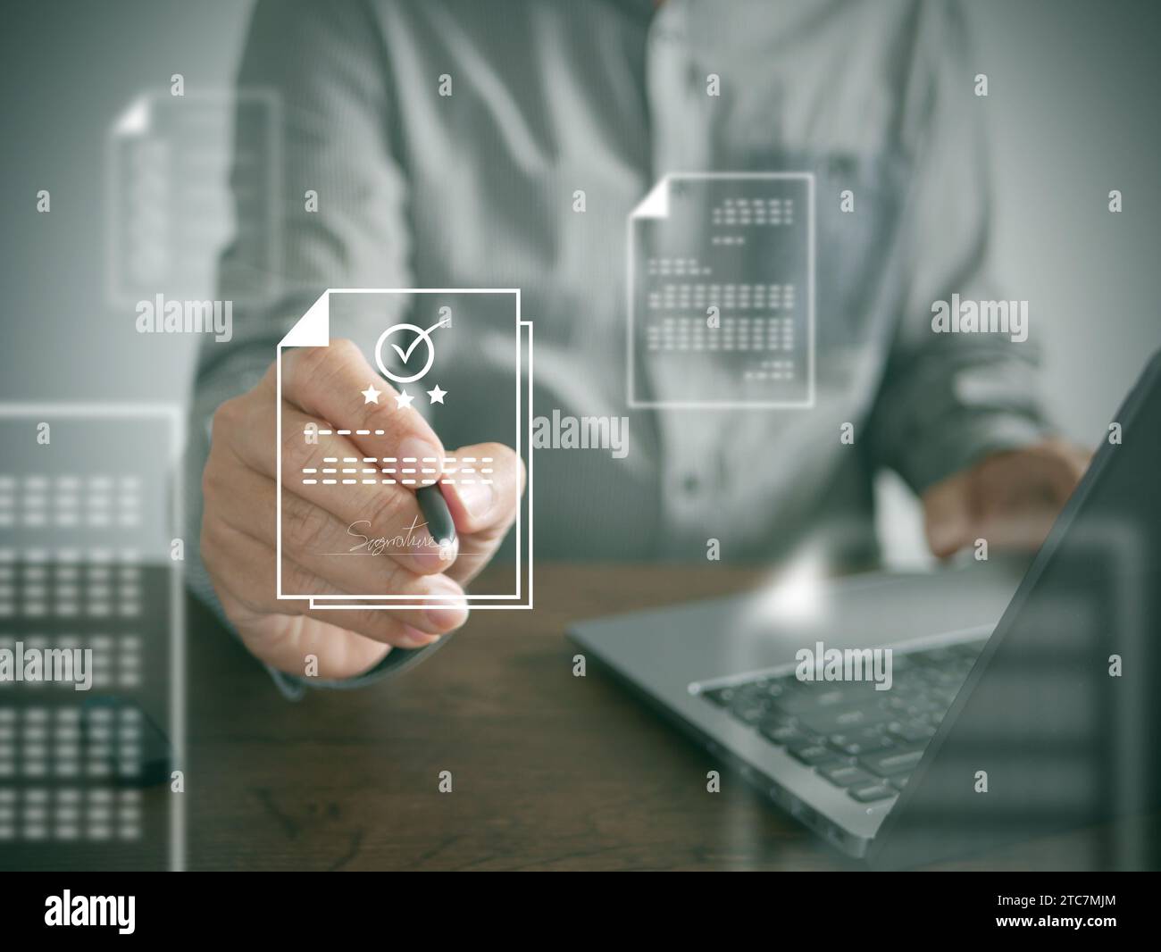 E-Signing und e-Document Management Konzept. Elektronische Signatur, papierloses Dokumentenmanagement. Ein Mann signiert ein elektronisches Dokument oder ein digitales Dokument Stockfoto
