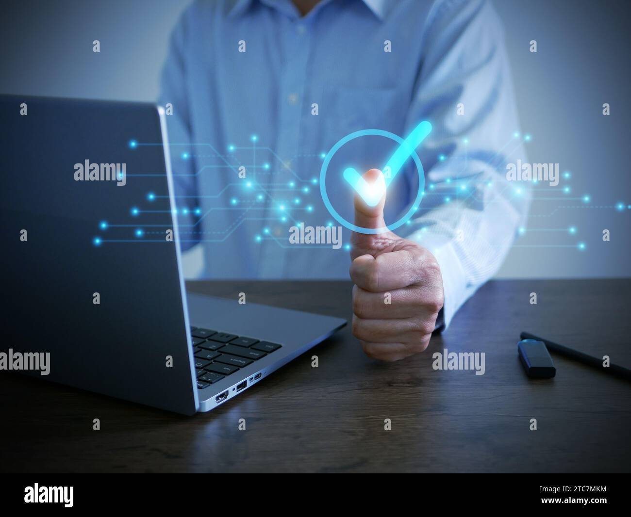 Servicegarantie. Qualitätssicherung und Zertifizierungsmanagement. Validierung digitaler Prozesse für Unternehmen. Geschäftsmann Daumen hoch mit Stockfoto