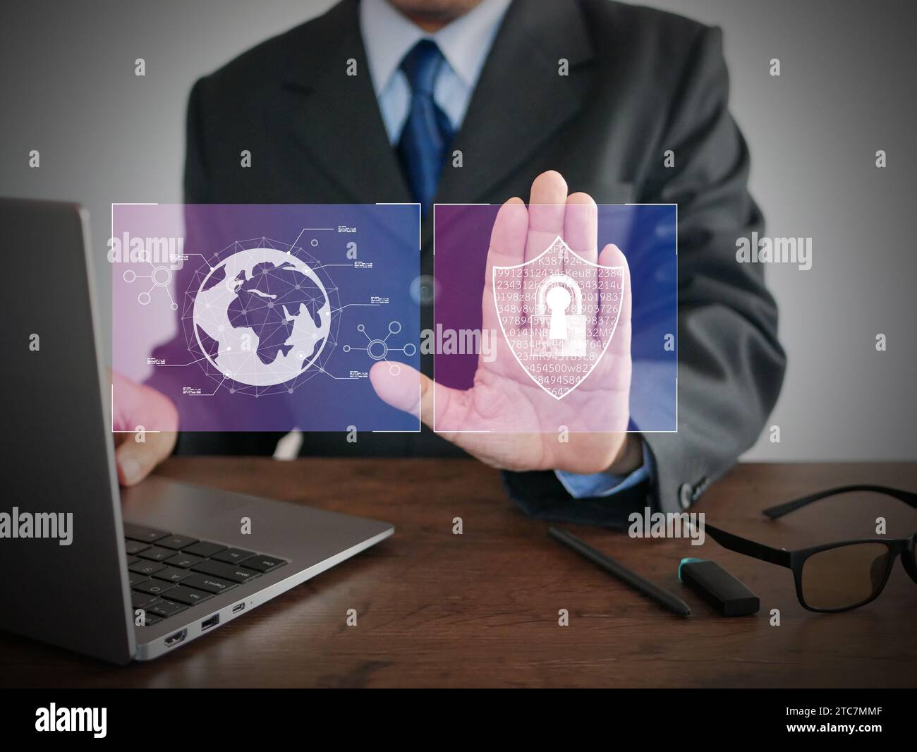 Cybersicherheitskonzept. Online- oder Internetschutz. Eine Hand berührt den gesicherten Zugriff auf Daten von Benutzern oder Kunden. Digitale Firewall für persönliche Daten Stockfoto