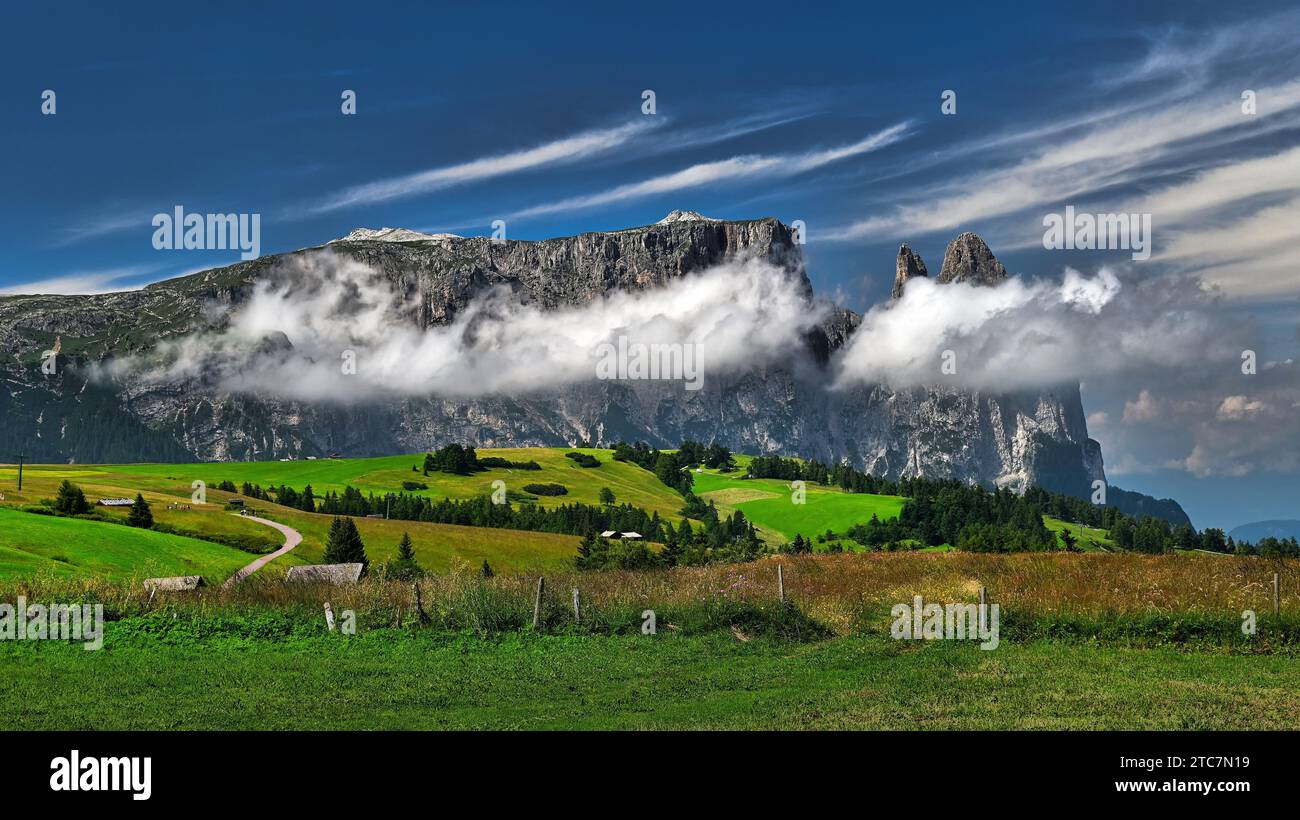 Altopiano dello Schlern visto dall'Seiser Alpe - Schlernplateau von der Seiser Alm aus gesehen Stockfoto