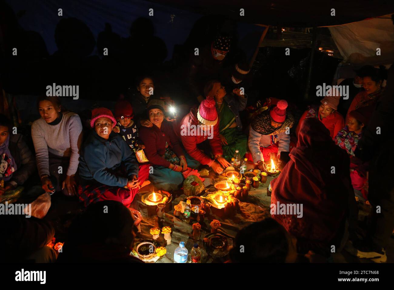 Eva of Bala Chaturdashi Festival in Nepal Nepali Hindu-Anhänger führen verschiedene Rituale am Vorabend des Bala Chaturdashi Festivals rund um den Pashupatinath Tempel in Kathmandu durch. Das Festival von Bala Chaturdashi beginnt an Marga Krishna Trayodashi, dem 13. Tag des abnehmenden Mondes im Monat Mangsir 8. Monat nach nepalesischem Kalender. Gläubige, die dieses Ritual einhalten, pflegen strenges Fasten, mit nur einer Mahlzeit an diesem Tag und verzichten auf Knoblauch, Zwiebeln, Fisch, Eier und andere Lebensmittel, die angeblich unrein sind. Am Abend erreichen sie den Pashupatinath-Tempel oder Schreine, die dem Herrn geweiht sind Stockfoto