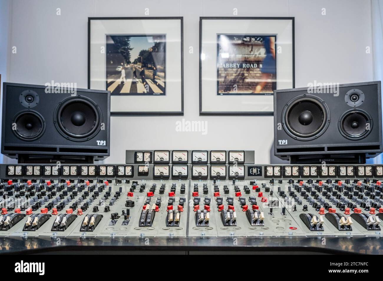 London, Großbritannien. Dezember 2023. Die EMI TG12345 Mk I Recording Console, die von den Beatles in den Abbey Road Studios verwendet wurde, um ihr bahnbrechendes Album „Abbey Road“ auf Anfrage (in der Reihenfolge von sieben Ziffern) aufzunehmen, mit Iain Macmillan, zwei Abzüge der Beatles on Abbey Road, 1969, Schätzung: £18.000 - 20.000 - Eine Vorschau auf The Sound of the Beatles: the Abbey Road Console Sale in Bonhams Knightsbridge, London. Der Verkauf selbst findet am 14. Dezember in Knightsbridge statt. Guy Bell/Alamy Live News Stockfoto