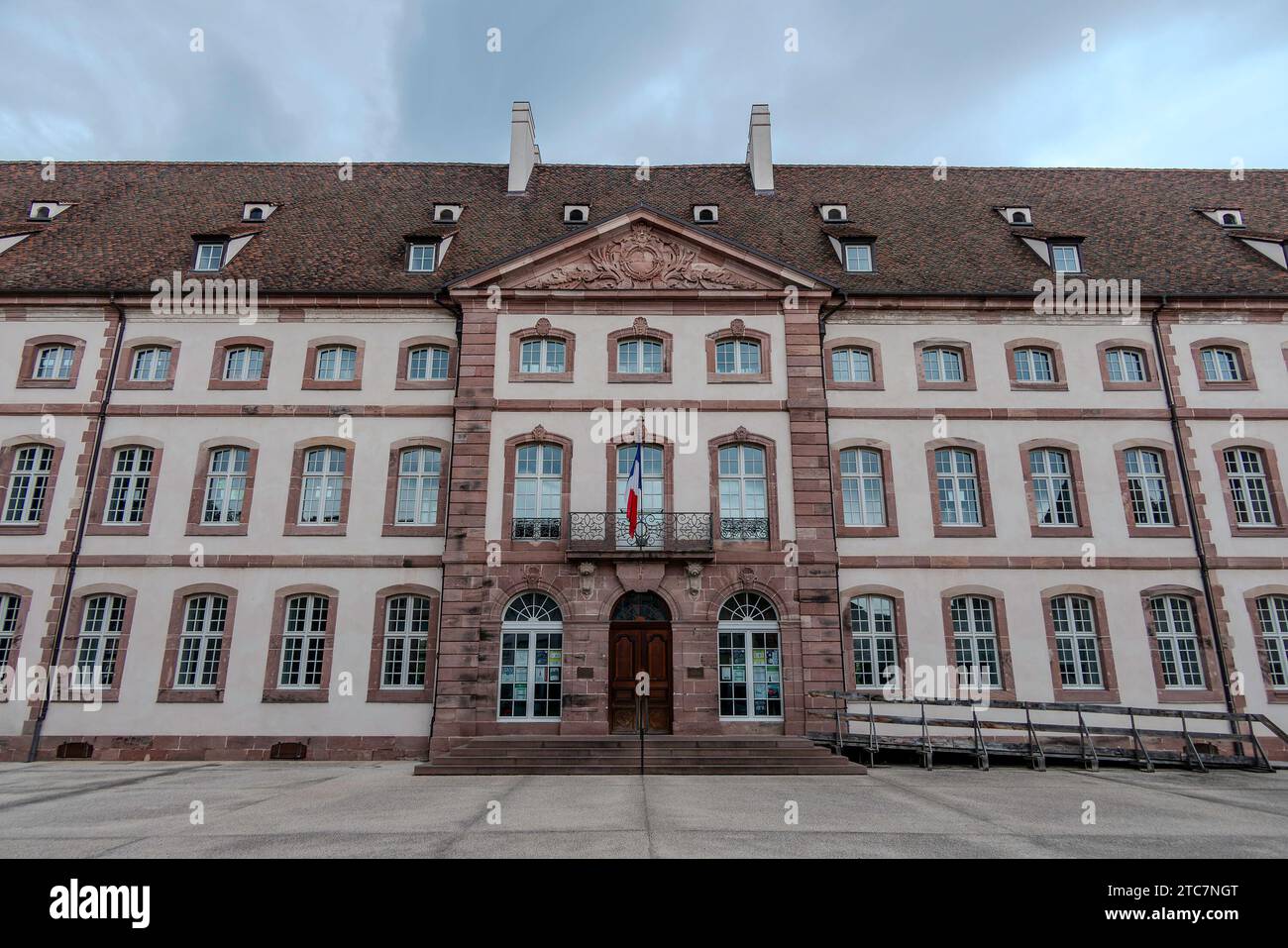 Colmar, Frankreich, 23. Juli 2023. Die neue Medienbibliothek Colmar entstand auf dem Gelände des alten Krankenhauses. Stockfoto