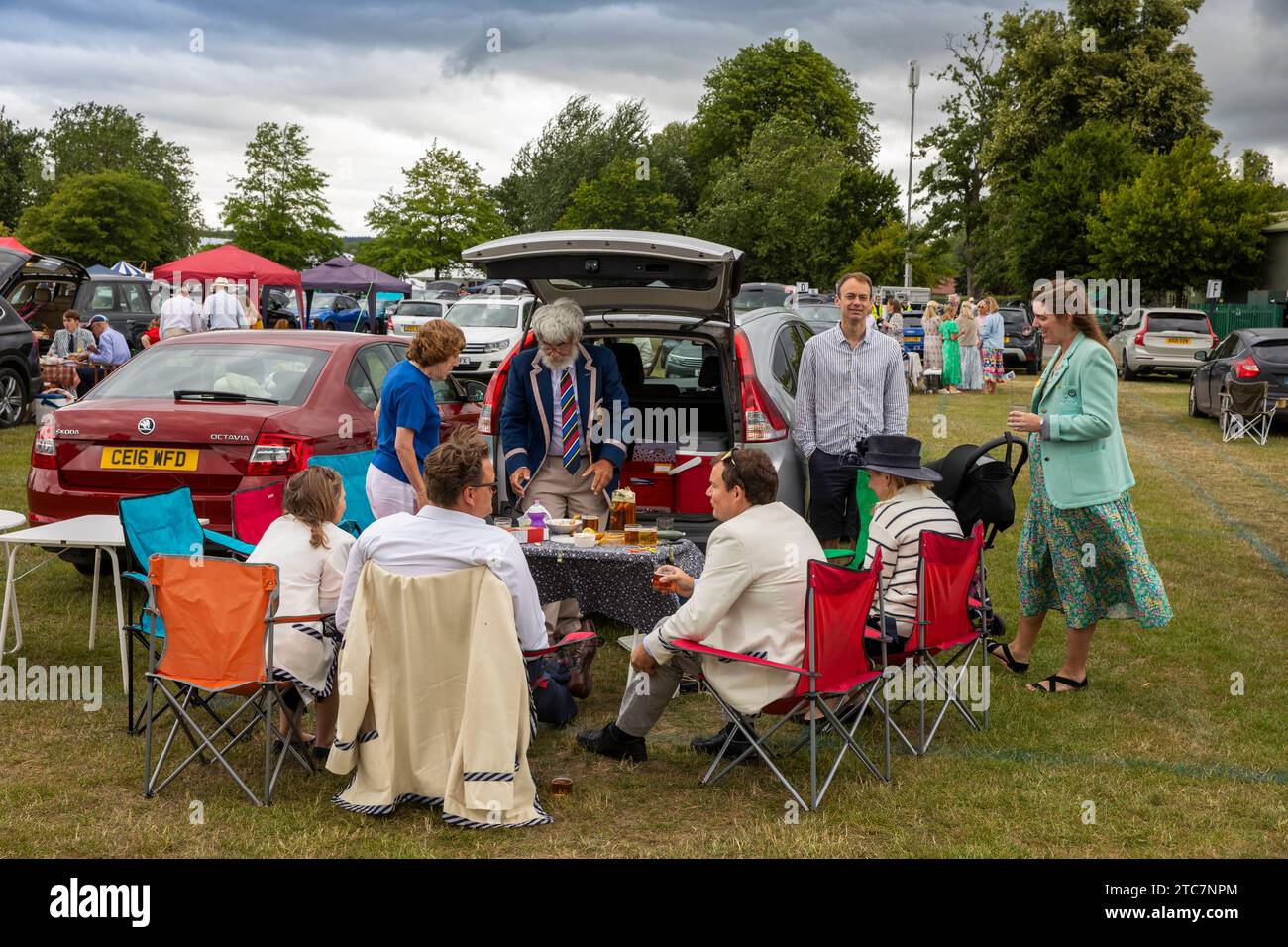 Großbritannien, England, Berkshire, Henley Royal Regatta, Picknick auf dem Parkplatz Stockfoto