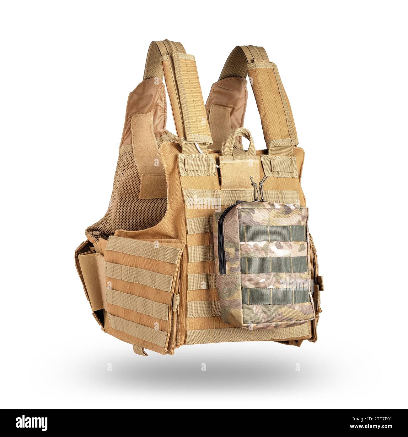 Taktische Militärtasche in Multicam-Tarnung auf einer kugelsicheren Weste auf weißem Hintergrund. Militärische Ausrüstung. Stockfoto