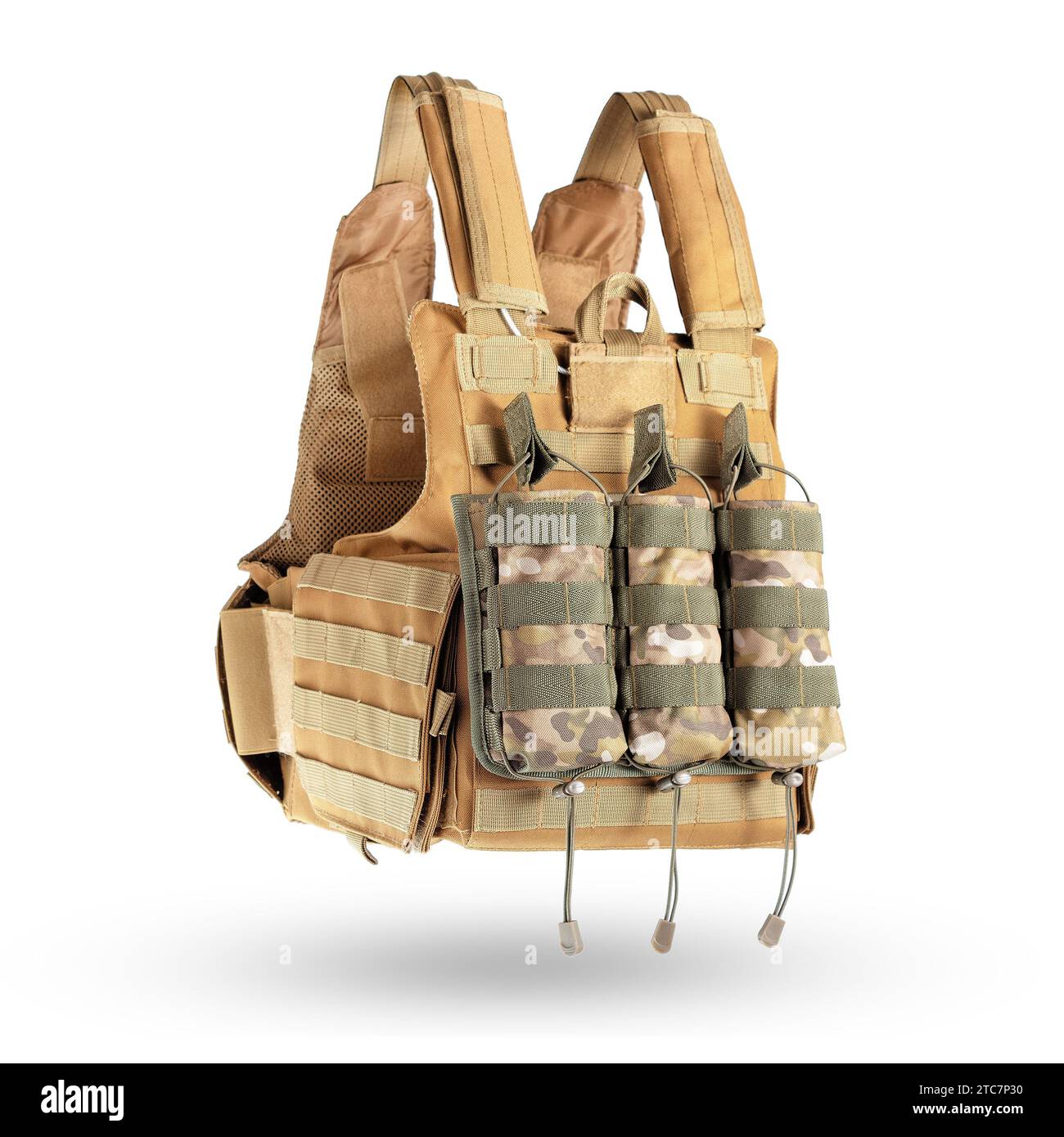 Taktische Militärtasche für Kugelmagazine in Multicam-Tarnung auf einer kugelsicheren Weste auf weißem Hintergrund. Stockfoto