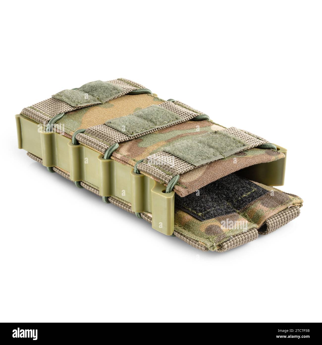 Militärtasche für Kartuschen in Multicam-Tarnung. Tasche für Bullet Magazine auf weißem Hintergrund. Militärische taktische Ausrüstung. Stockfoto