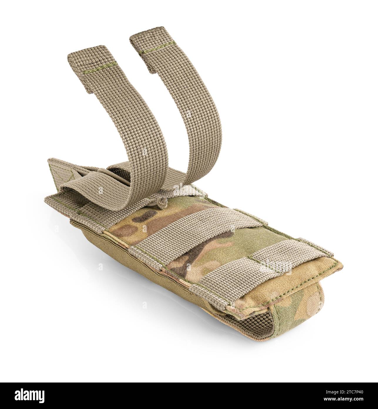 Militärbeutel für Kartuschen in Multicam-Tarnung für Molle-System. Tasche für Bullet Magazine auf weißem Hintergrund. Militärische taktische Ausrüstung. Stockfoto