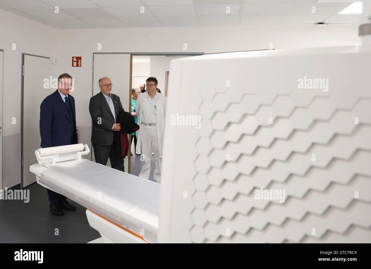 KMG Klinikum Soemmerda 11.12.2023, Soemmerda, KMG Klinikum, Weihnachtsbesuch von Ministerpraesident Bodo Ramelow die LINKE im Bild: Ministerpraesident Bodo Ramelow die LINKE und Bürgermeister von Soemmerda Ralf Hauboldt - hier im Raum für die Computertomographie CT *** KMG Klinikum Soemmerda 11 12 2023, Soemmerda, KMG Klinikum, KMG Klinikum, Weihnachtsbesuch von Ministerpräsident Bodo Ramelow die LINKE im Bild Ministerpräsident Bodo Ramelow die LINKE und Bürgermeister von Soemmerda Ralf Hauboldt hier im Raum für die Computertomographie CT Credit: Imago/Alamy Live News Stockfoto