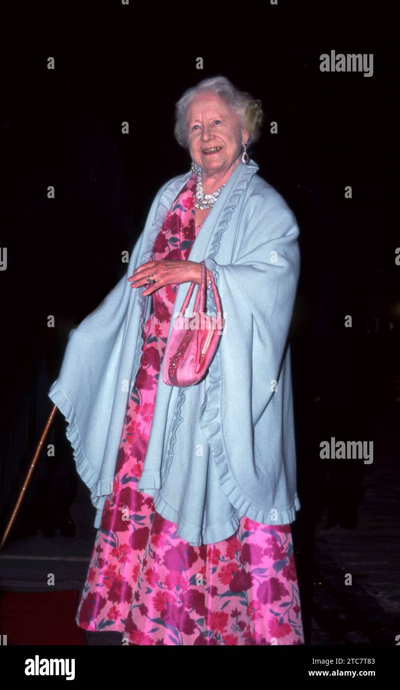 Die Königin Mutter in leuchtendem Pink an einem weißen Schal im Middle Temple 3. Dezember 1997 Foto vom Henshaw Archiv Stockfoto