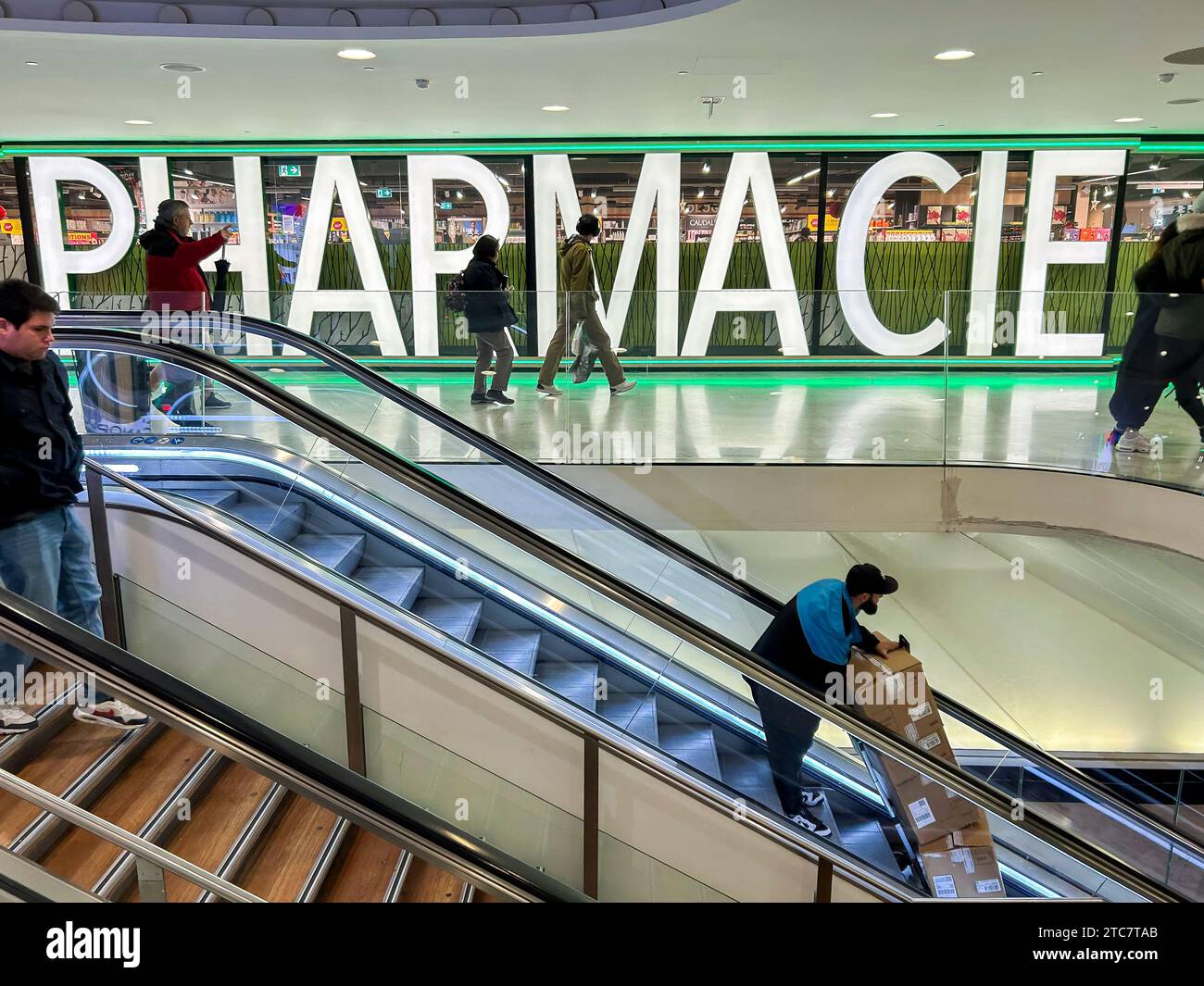 Paris, Frankreich, Allgemeine Aussicht, im Einkaufszentrum Les Halles Le Forum, Schild vor dem Pharmacy Store, People Shopping, Rolltreppe voll Stockfoto