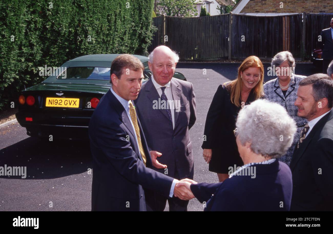Prinz Andrew, Duke of York mit Lady Sarah Ferguson in der Cheapside Village Hall, 20. August 2000 Foto: Henshaw Archive Stockfoto
