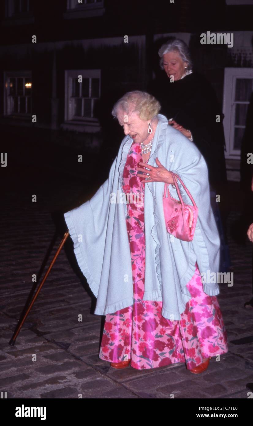 Die Königin Mutter in einem rosafarbenen Kleid mit weißem Schal und Gehstock in der Middle Temple Hall 3. Dezember 1997 Foto vom Henshaw Archiv Stockfoto