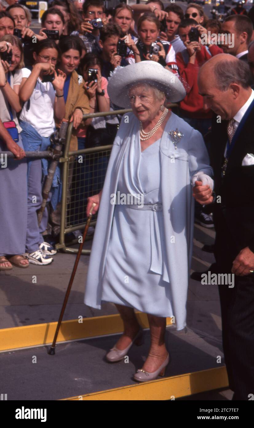 Die Königin Mutter, die am 8. Juli 1998 im Dienst der Freunde des Paulus teilnimmt Foto aus dem Henshaw-Archiv Stockfoto