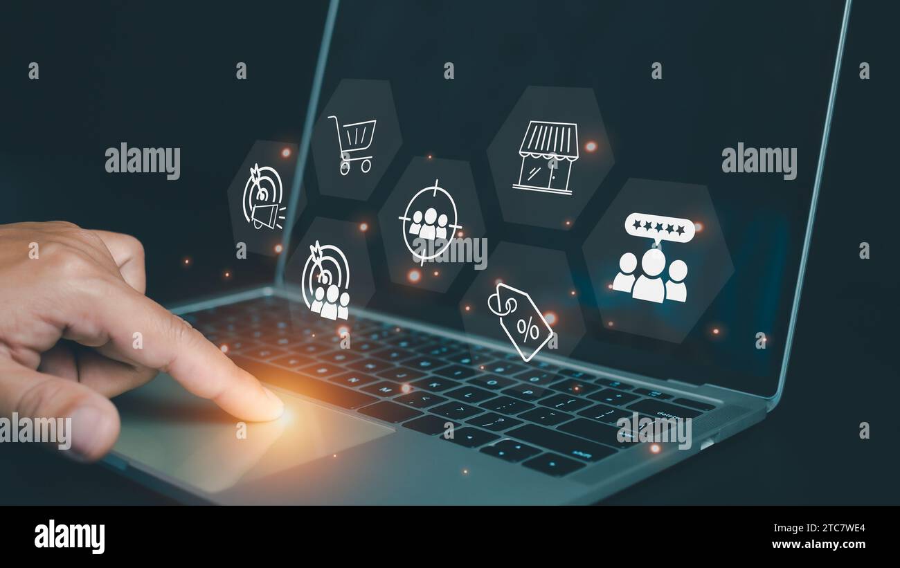 Geschäftsmann, der ein Notebook benutzt, zeigen Marketing-Symbol. Business Global Internet Connection Application Technology und Digital Marketing, Digital Link Tech, Web Stockfoto
