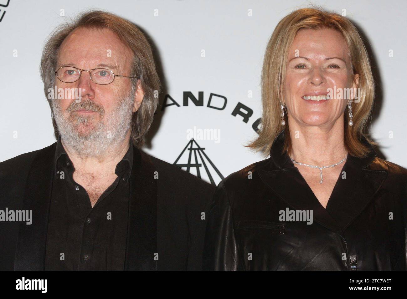 Benny Andersson und Anni-Frid 'Frida' Lyngstad von ABBA nehmen am 15. März 2010 an der 25. Jährlichen Rock and Roll Hall of Fame Induction Ceremony im Waldorf-Astoria in New York Teil. Foto: Henry McGee/MediaPunch Stockfoto