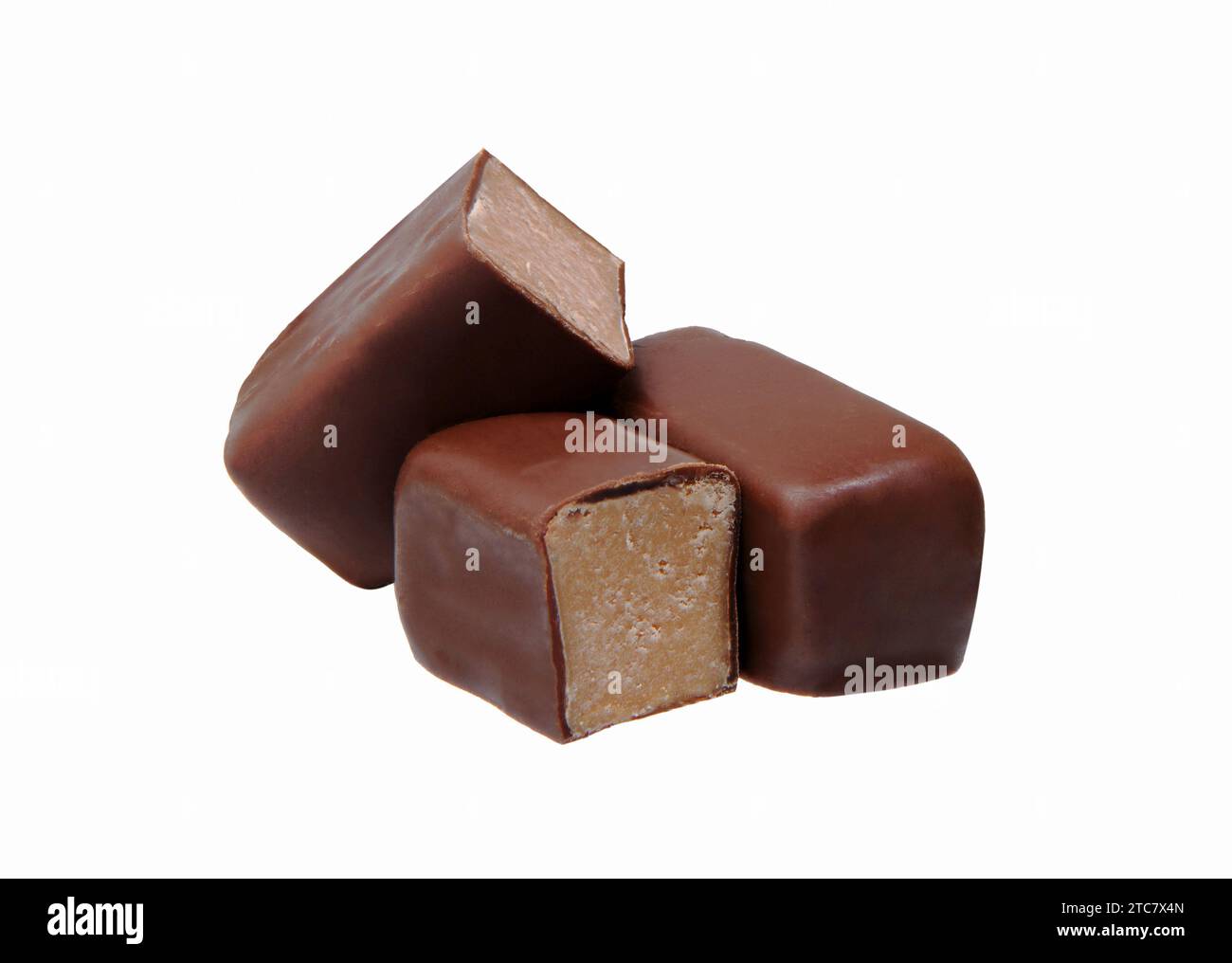 Schokoladenbonbons mit Füllung isoliert auf weißem Hintergrund. Schokoladenbonbons liegen übereinander. Stockfoto