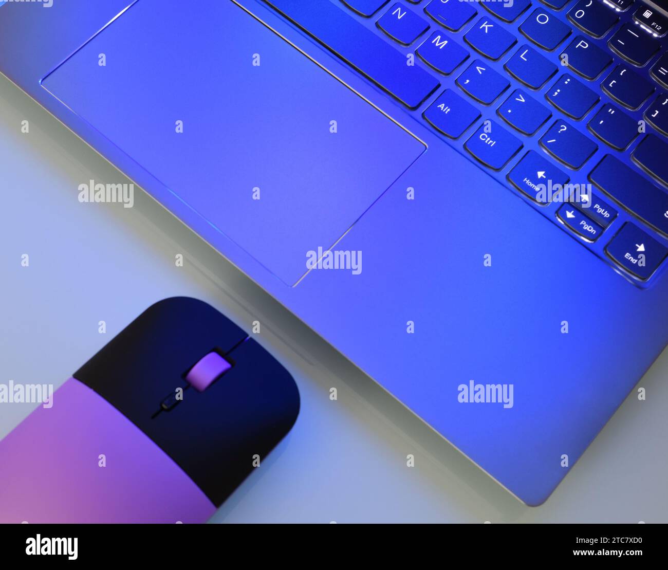 Computermaus und das Laptop-Tastaturfragment Stockfoto