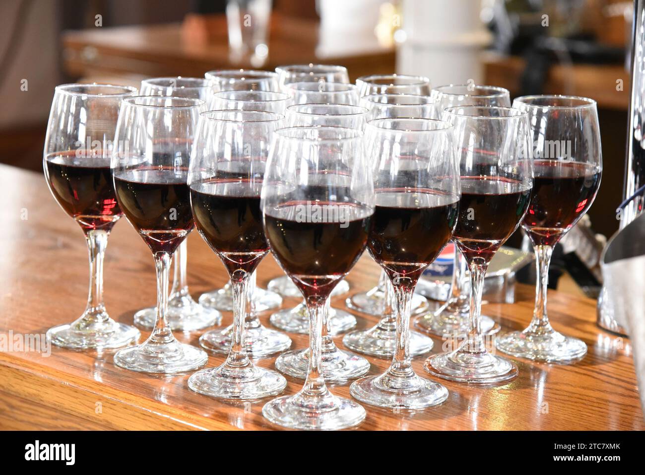 Mehrere Gläser Rotwein Stockfoto