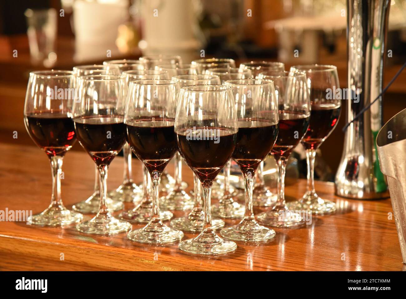 Mehrere Gläser Rotwein Stockfoto