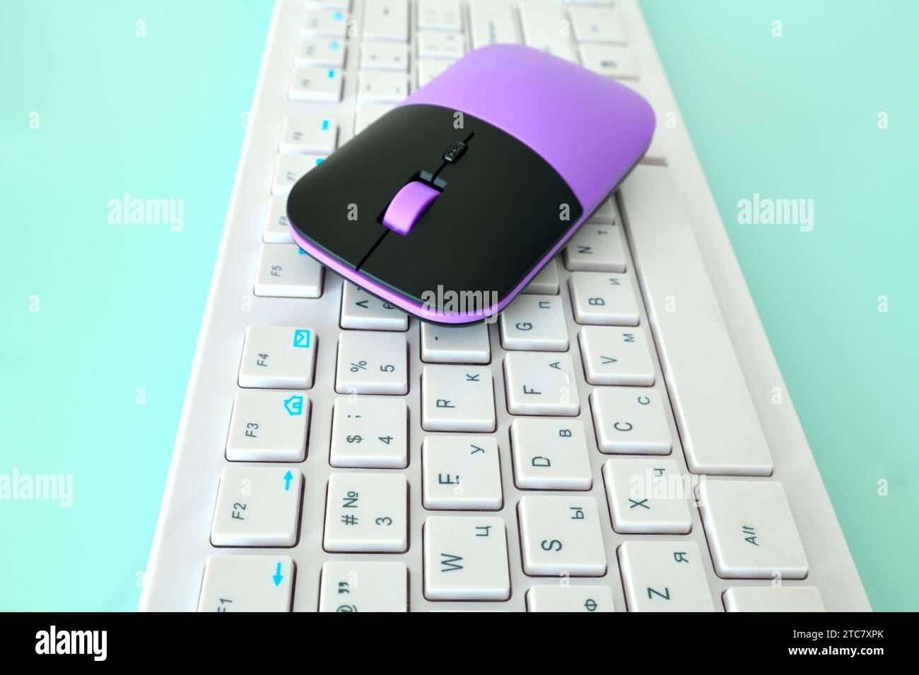 Computermaus und das weiße Tastaturfragment Stockfoto
