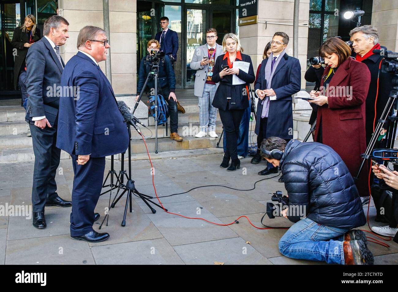 London, Großbritannien. Dezember 2023. Mark Francois, Vorsitzender der Europäischen Forschungsgruppe (ERG), informiert die Presse vor dem Haus von Portcullis über das heutige Treffen der so genannten "fünf Familien" der rechtsextremen Gruppen der Konservativen Partei (die rund 100 Abgeordnete vertreten) über ihre Entscheidungen über die morgen anstehende Abstimmung über das Ruanda-Gesetz. Die Sitzung der Gruppe wird voraussichtlich bis heute Abend fortgesetzt. Quelle: Imageplotter/Alamy Live News Stockfoto