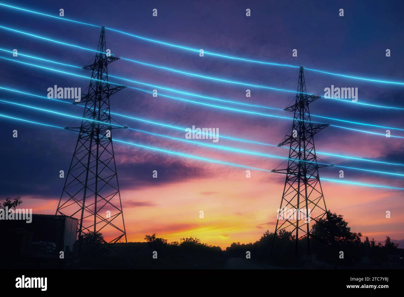 Stromübertragungstürme mit orange leuchtenden Drähten, der Sternenhimmel. Energieinfrastrukturkonzept. Stockfoto